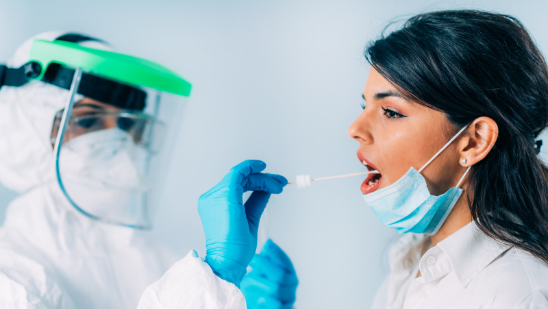 Nuo šiandien Anglijoje milijonai žmonių gali pasitikrinti dėl koronaviruso