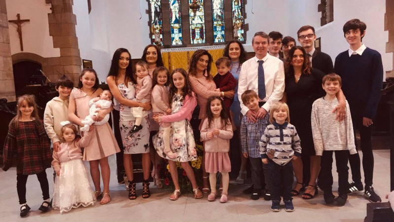 22 vaikus auginanti britų šeima susidūrė su problema: neatgauna didelės pinigų sumos