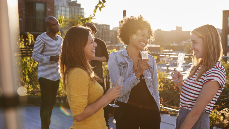 Nuo kitos savaitės JK gali būti leista susitikti dviejų šeimų nariams