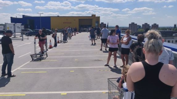 IKEA JK atidarė 19 parduotuvių, žmonės kelias valandas stovi eilėse