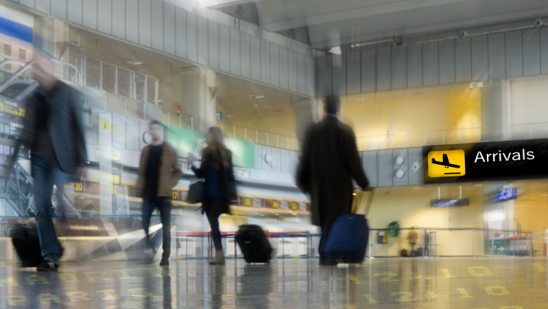 JK valdžia patvirtino: atvykstantiems reikės 14 dienų izoliuotis, grės iki £1000 bauda