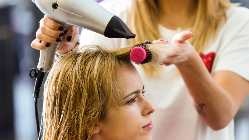 Britanijos valdžia svarsto leisti kirpykloms atsidaryti anksčiau