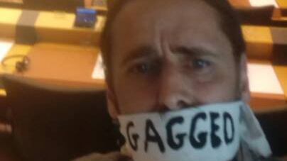 Europos Parlamento narys vaizdo konferencijoje netyčia pasirodė be kelnių (video)