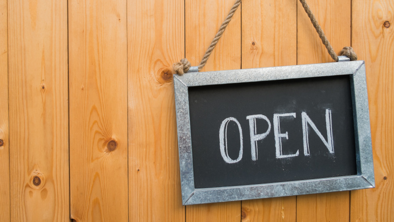 Anglijoje bus leista atsidaryti kino teatrams, muziejams ir kirpykloms