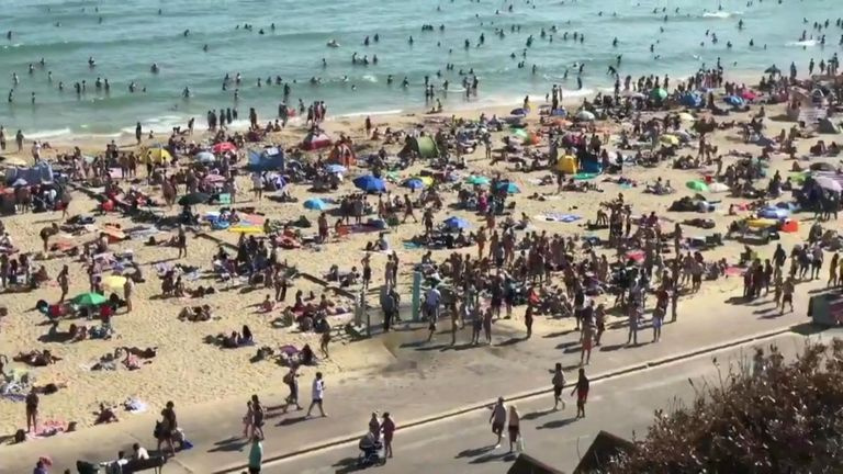 „Pasibaisėjęs“ vaizdais paplūdimiuose Anglijos kurortas paskelbė „rimtą padėtį“ 