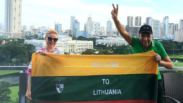 Lietuvių pora trispalvę įamžino prie 64 pasaulio valstybių įžymybių 