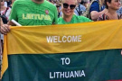 Lietuvių pora trispalvę įamžino prie 64 pasaulio valstybių įžymybių