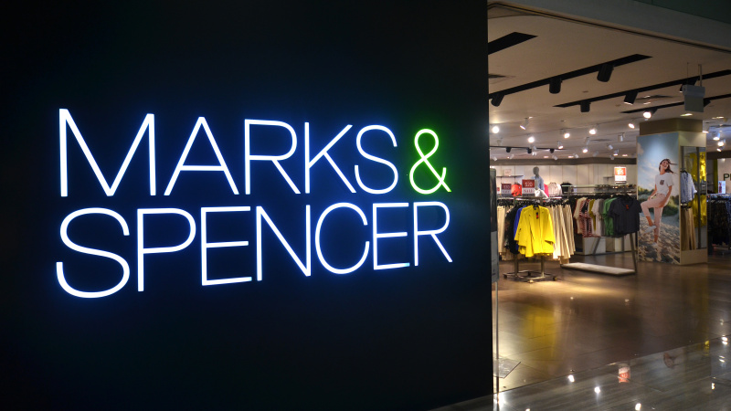 „Marks & Spencer“ pranešė apie planus atleisti 950 žmonių