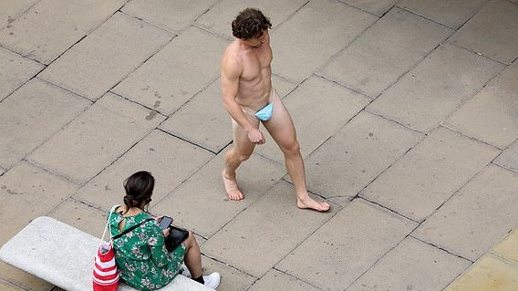 Nuogutėlis vyras Londone žingsniavo gatve „gėrybes“ prisidengęs tik ... kauke