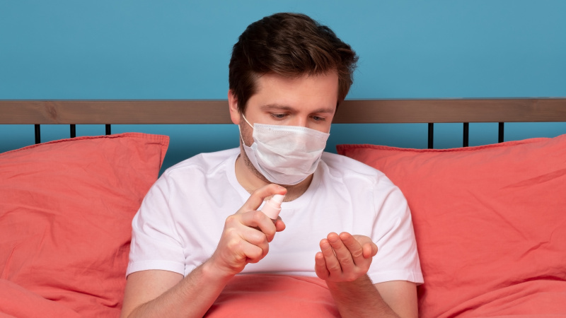 Anglijoje numatoma ilginti izoliacijos laikotarpį asmenims su koronaviruso požymiais