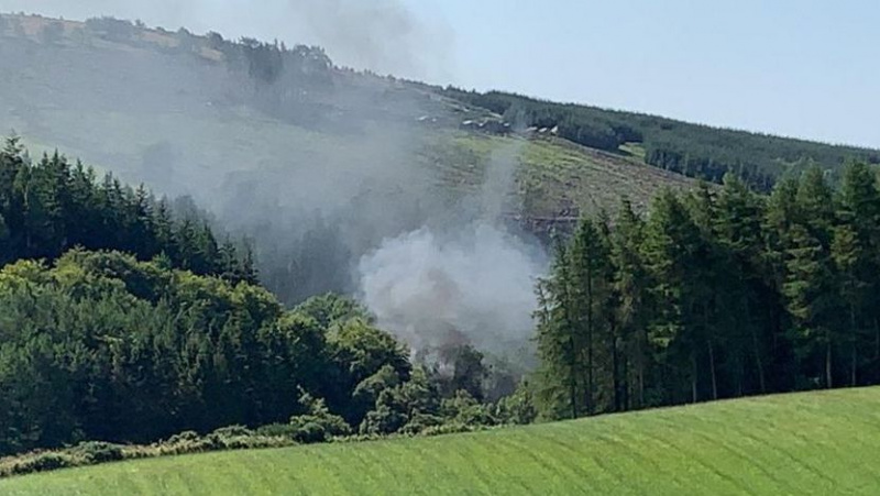 Škotijoje nuo bėgių nuvažiavo traukinys, skelbiama apie sužeistuosius ir variklio gaisrą