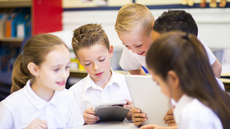 Vaikams yra didesnė tikimybė koronavirusu užsikrėsti namie nei mokykloje – PHE