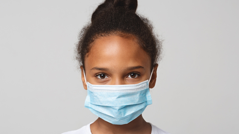 Anglijos vidurinėse mokyklose lokalių karantinų vietose mokiniams reikės dėvėti kaukes