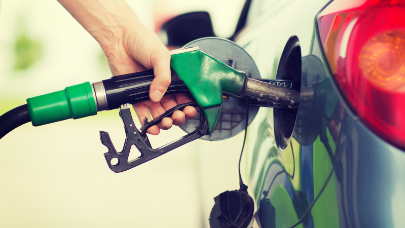 JK iždo sekretorius svarsto kelti degalų akcizą, kad padengtų COVID-19 išlaidas