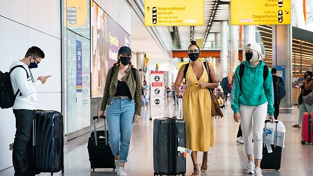 Tūkstančiai JK gyventojų ignoruoja 14 dienų karantino reikalavimą grįžus iš „raudonųjų“ šalių