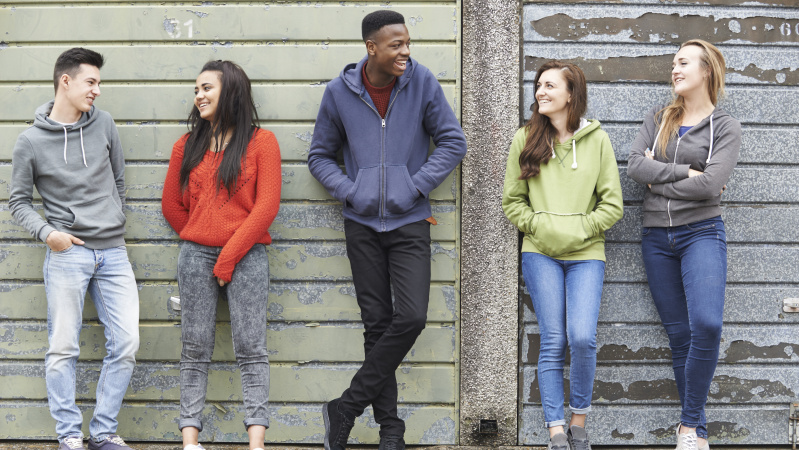 Anglijoje bus uždrausti daugiau nei šešių žmonių susibūrimai