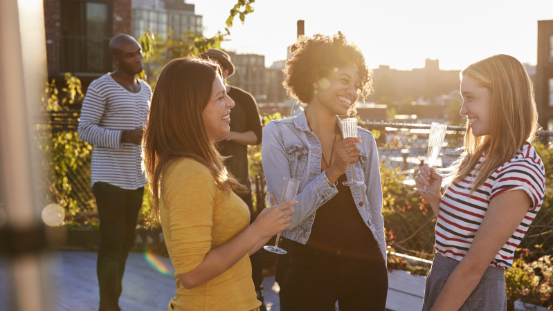 Anglijoje įsigalioja draudimas susitikti daugiau nei šešiems žmonėms