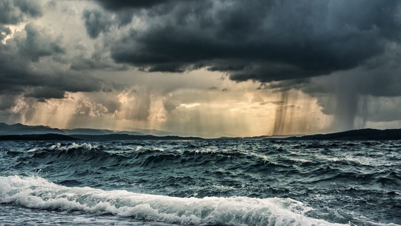 JK siaučia audra Alex, atnešusį gausų lietų ir gūsingą vėją