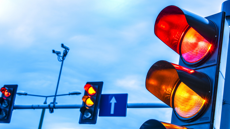 Koronavirusas JK: valdžia svarsto naują „šviesoforinę“ sistemą lokaliems karantinams