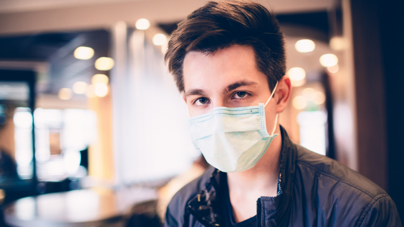 JK medikai: kaukės turėtų būti privalomos visur, Anglija turi sekti Škotijos pavyzdžiu