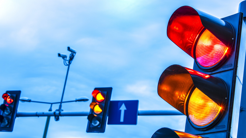 Koronavirusas JK: Anglijoje įsigalioja nauja trijų lygių apribojimų sistema