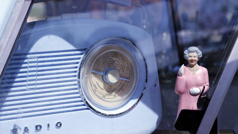 Britanijos karalienė aplankė Skripalių apnuodijimą tyrusią laboratoriją