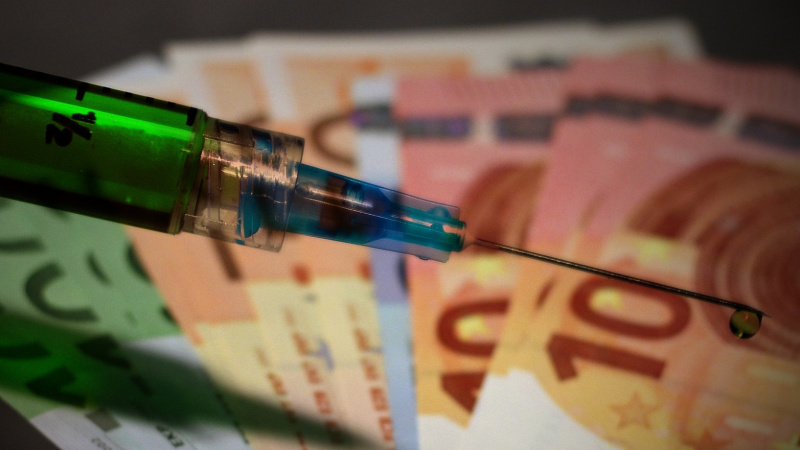 Rusija tyčiojasi iš britų kuriamos vakcinos ir teigia, kad jie pavirs beždžionėmis