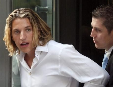 Sarkozy jaunesnysis susituokė tėvo "feode"