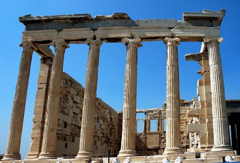 Graikijoje surengta padegamųjų bombų atakų serija prieš bankus ir automobilius