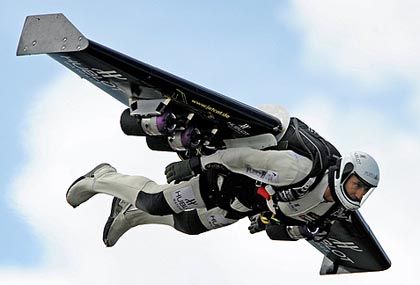 Šveicaras reaktyvinių jėgų varomu sparnu perskrido Lamanšą