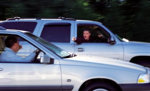 Britų vairuotojams patariama pasikartoti kitų šalių KET