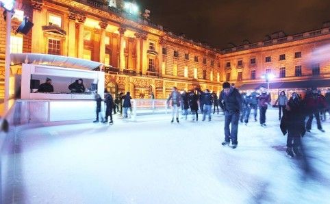Naktinis čiuožimas ant Somerset House ledo 